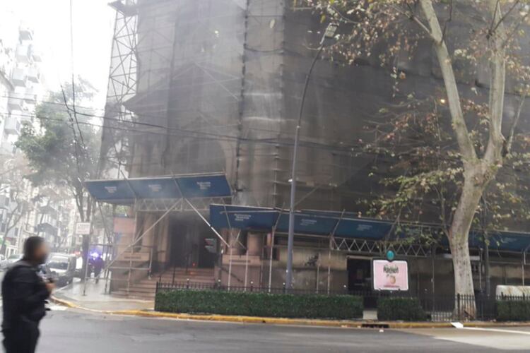 El Banco Nación ubicado en Santa Fe y Azcuénaga.