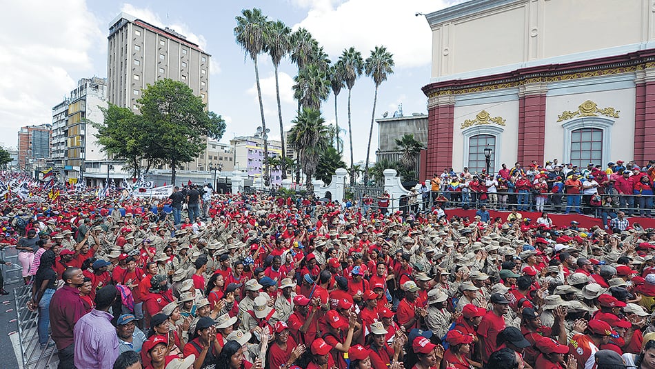 Miles de personas asistieron a la marcha hacia Miraflores convocada por el gobernante PSUV.