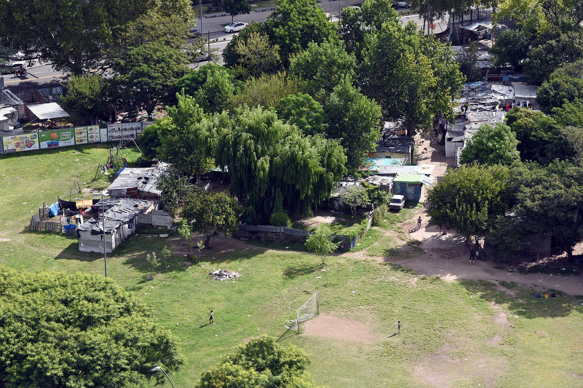 Fein promete "viviendas para cambiarle la vida a la gente y espacio público para vecinos".
