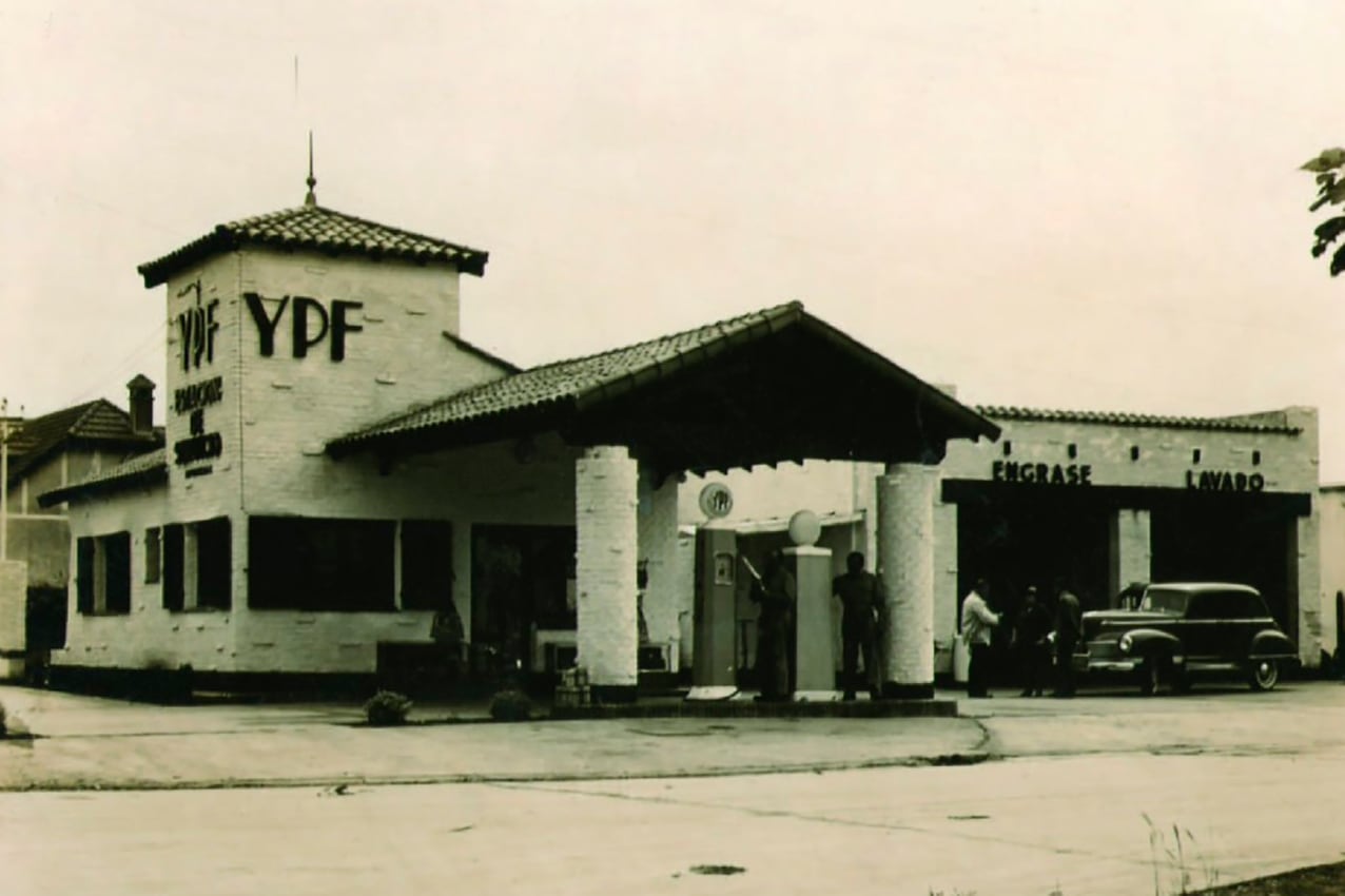 La inauguración de la primera destilería de la empresa estatal en La Plata fue el 23 de diciembre de 1925.