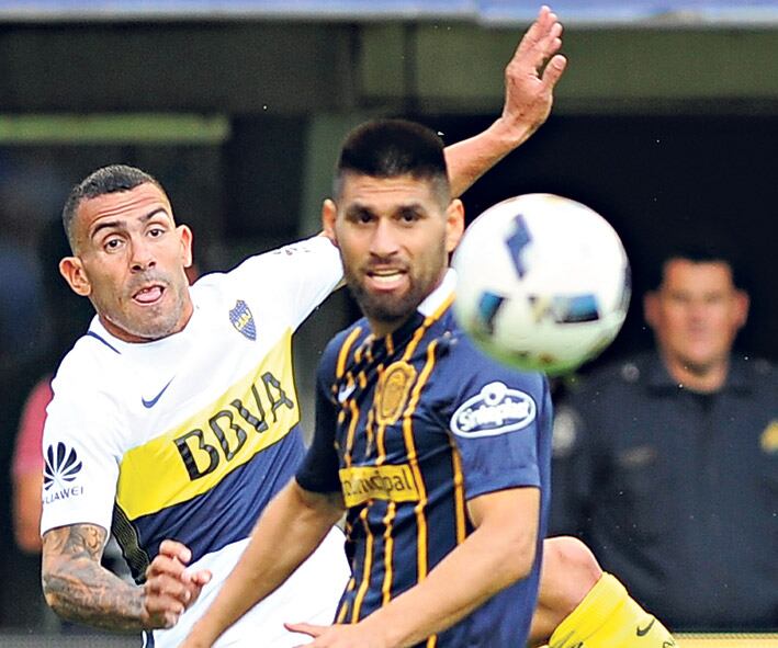 n Tevez, el mejor del conjunto de Barros Schelotto, engancha ante la marca de Villagra. El de Boca estrelló un tiro en el travesaño.