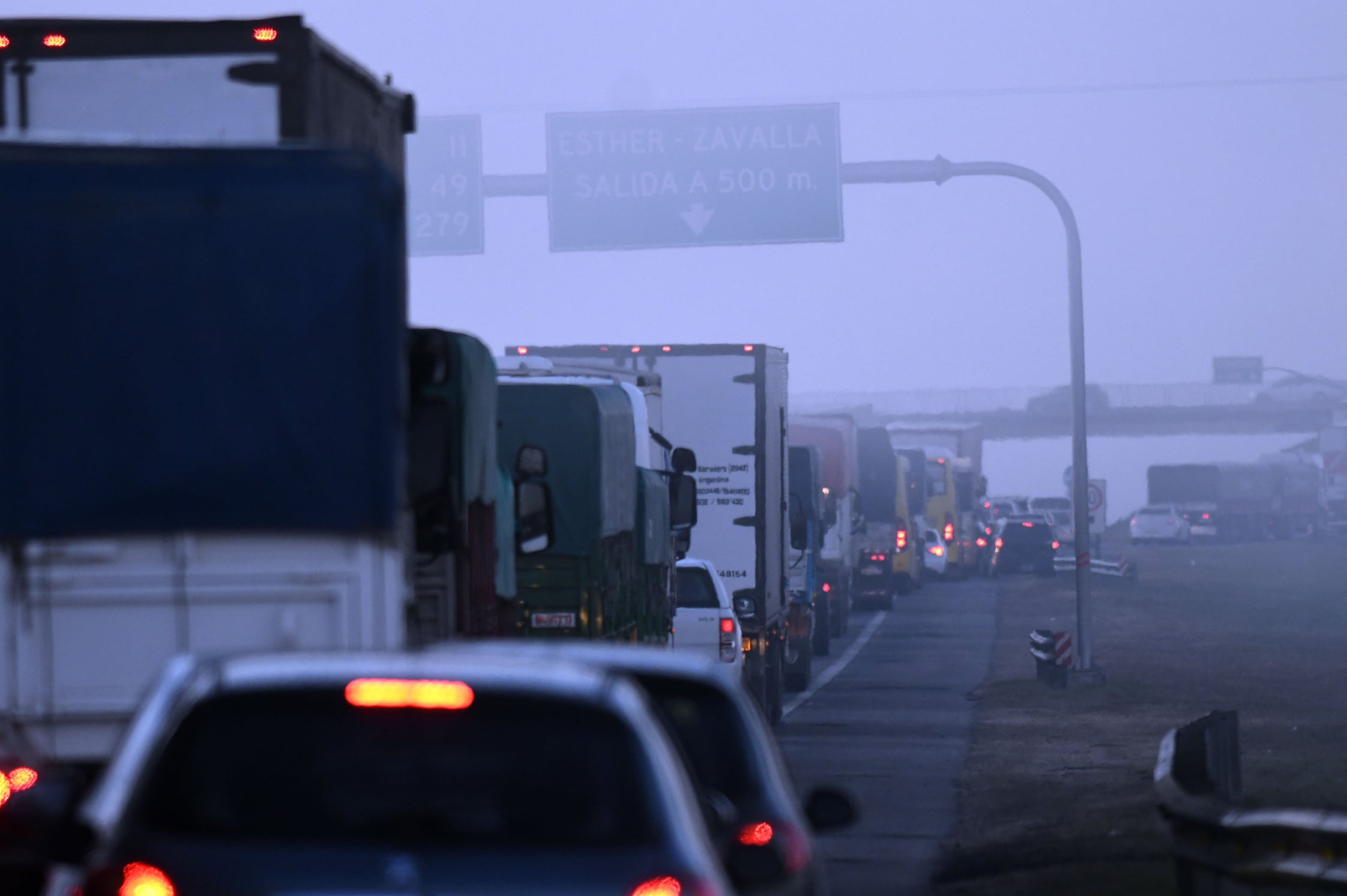 La escasa visibilidad por el humo obligó a cerrar la autopista Rosario-Buenos Aires.