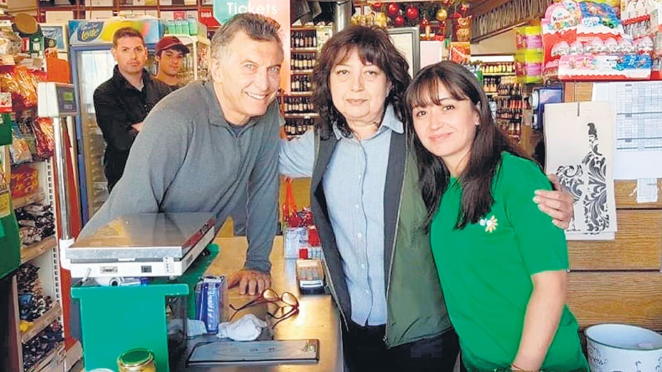 Con el espíritu del timbreo, Macri posó para la foto en un local de Villa La Angostura donde compró aceitunas.