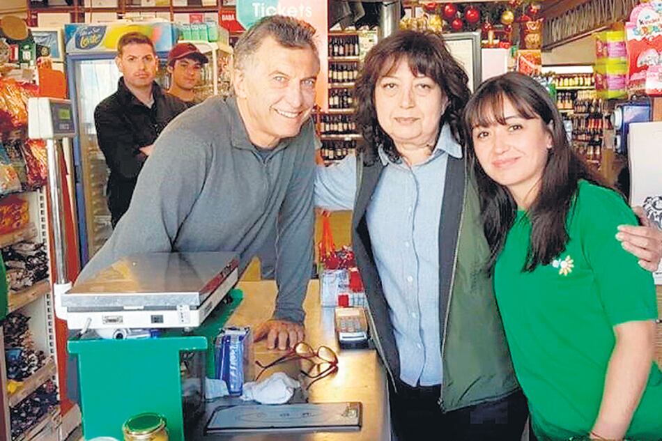 Con el espíritu del timbreo, Macri posó para la foto en un local de Villa La Angostura donde compró aceitunas.