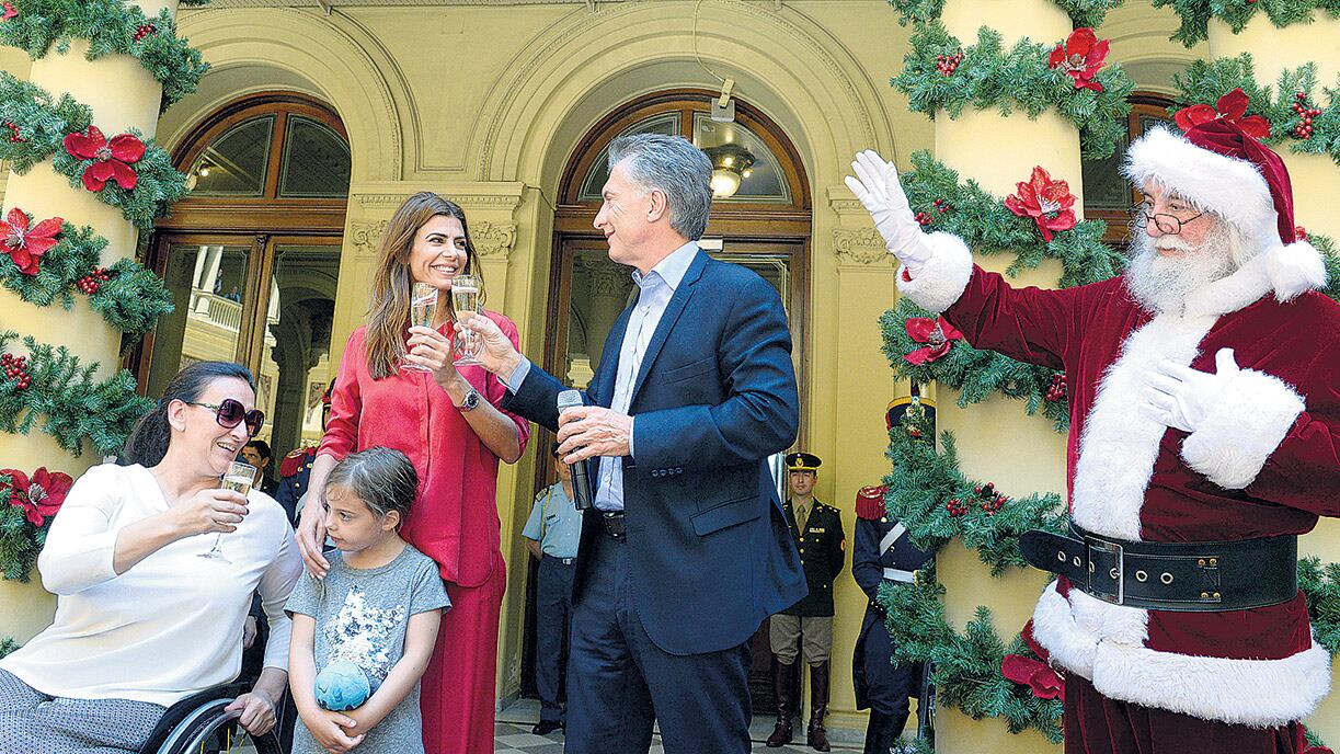 Mauricio Macri, junto a su esposa Juliana Awada y su hija Antonia, Gabriela Michetti y Papá Noel.