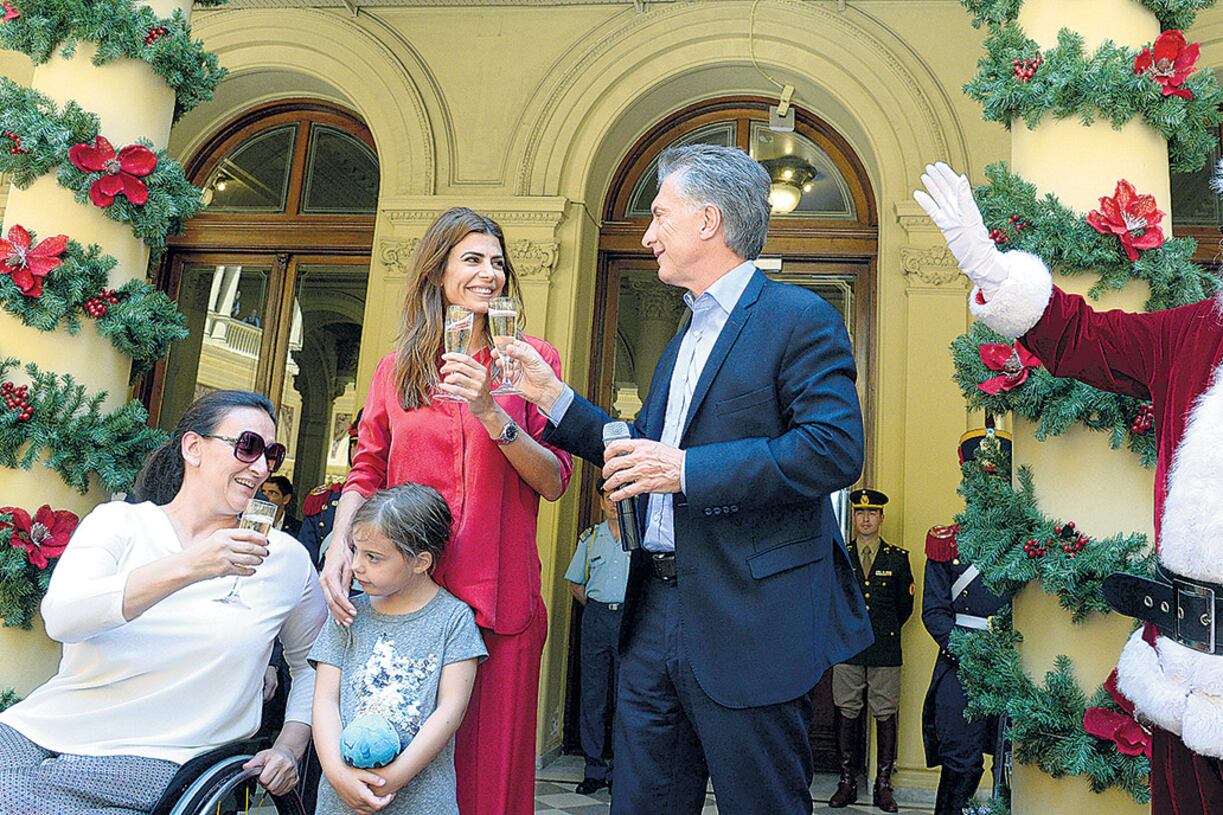 Mauricio Macri, junto a su esposa Juliana Awada y su hija Antonia, Gabriela Michetti y Papá Noel.