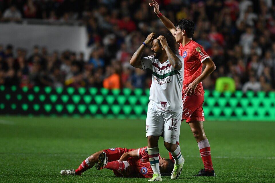 Momento de la impactante lesión de Luciano Sánchez y Marcelo, el exReal Madrid, que se toma la cabeza tras pisarlo.