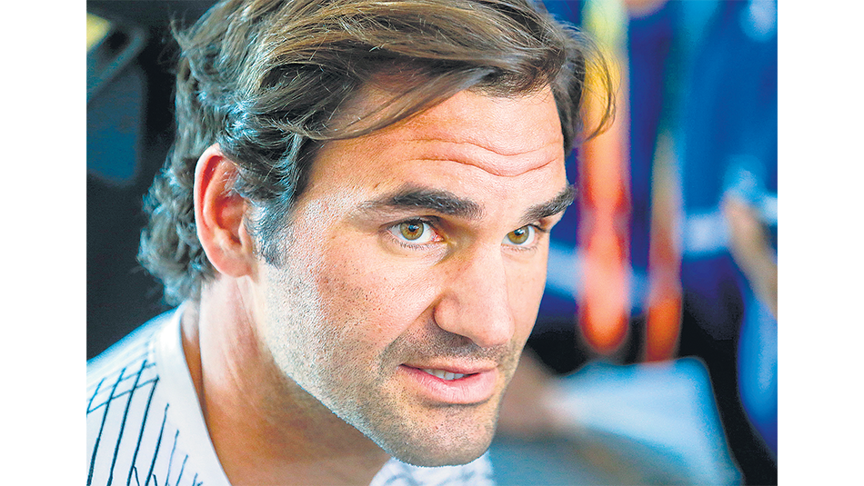 Federer, en tensión con el futbolista Piqué.