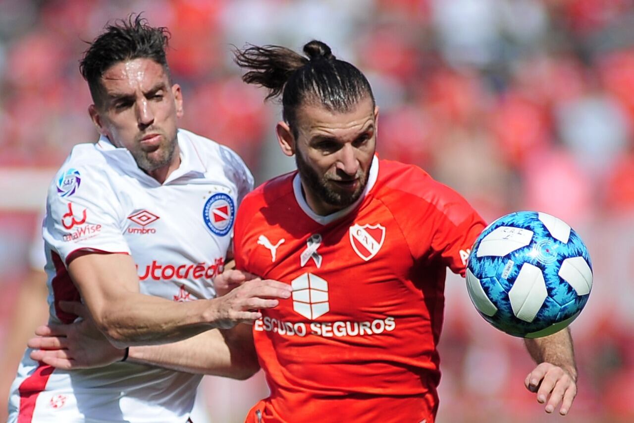 Silva pelea la pelota con Hauche (Argentinos).