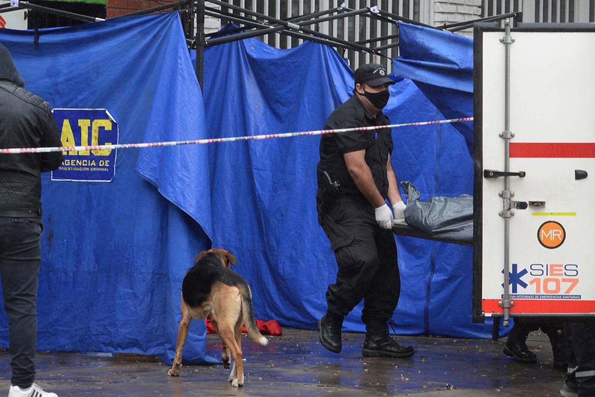 Los cuerpos fueron retirados por la Policía científica mientras se inician las investigaciones.