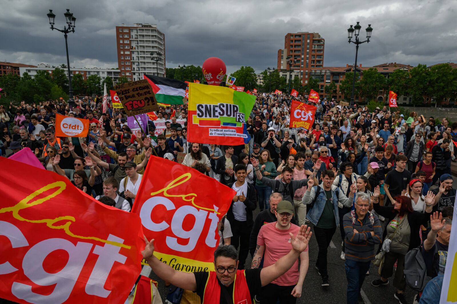 Cientos de miles de franceses se manifestaron el sábado contra una posible victoria de la ultraderecha.