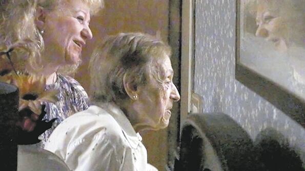 El film descubre a Flora, una mujer quejosa y malhumorada, aunque dueña de una extraña simpatía.