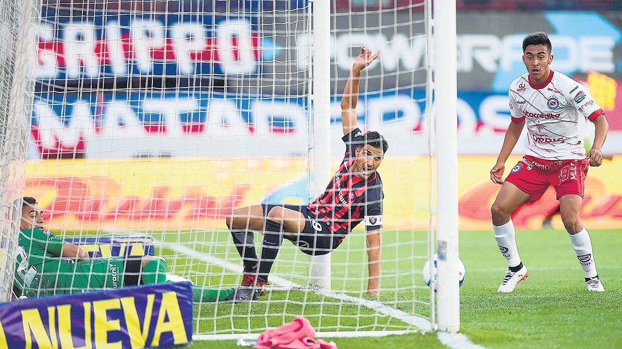Con el arquero caído tras rechazar el cabezazo de Díaz, Blandi sólo debió empujar la pelota.