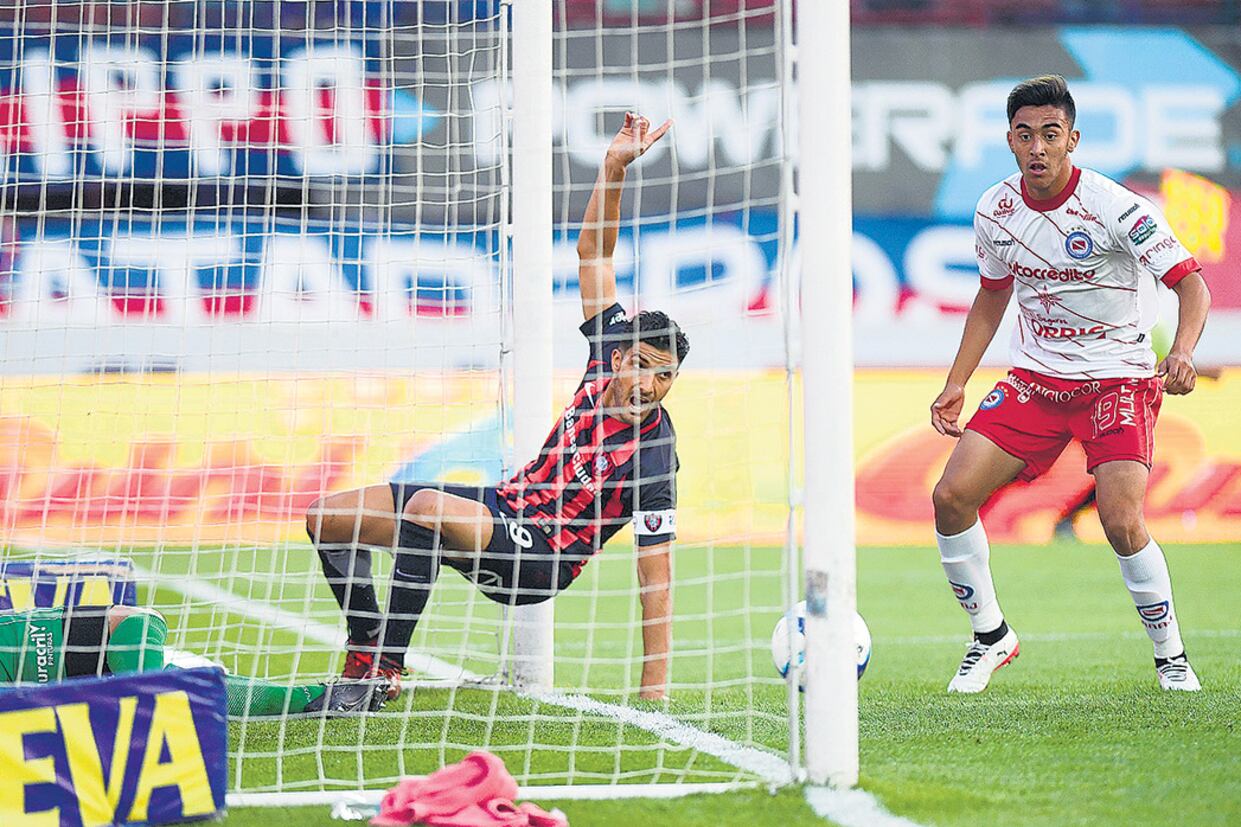 Con el arquero caído tras rechazar el cabezazo de Díaz, Blandi sólo debió empujar la pelota.