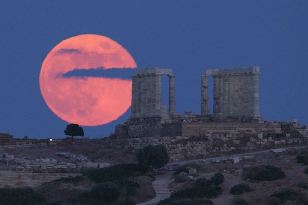 La Luna de Fresa se llama así porque en el hemisferio norte marcaba el comienzo de la cosecha de ese fruto. Imagen: Shutterstock