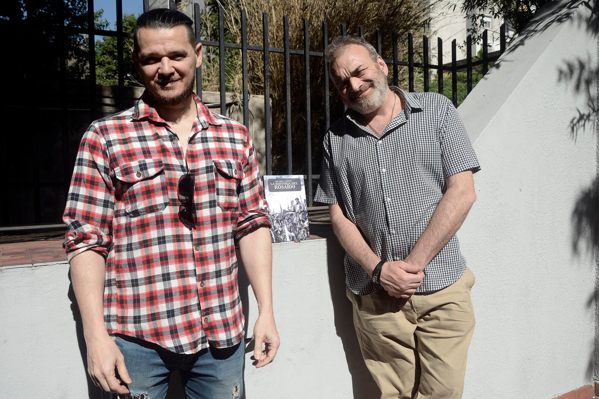 El dibujante Alejandro Aragón y el coordinador Carlos Barocelli. 