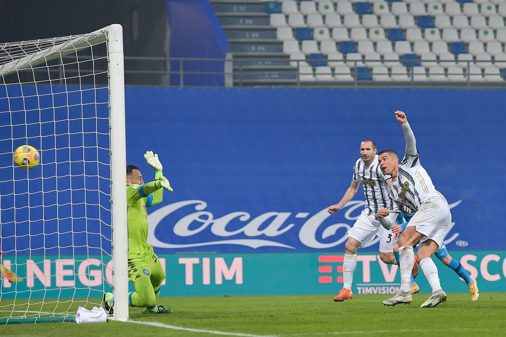 El portugués ya sacó el remate del 1 a 0.