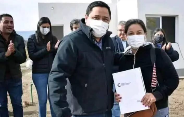 Daniel Zelaya en la última entrega de viviendas del Gobierno de Catamarca. 
