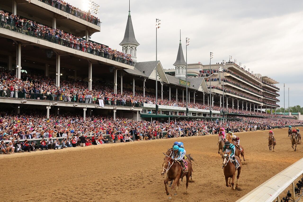 El Kentucky Derby congrega multitudes en Estados Unidos