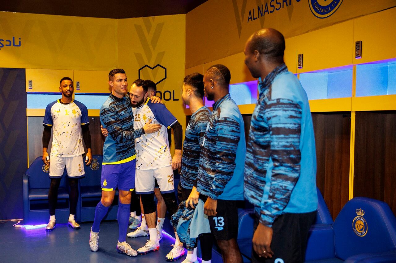 Cristiano se saluda con Ospina. Lo esperan el Pity Martínez, el marfileño Konan y el despedido Aboubakar