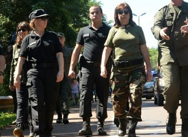 Patricia Bullrich, de fajina, durante sus tiempos como ministra de Seguridad.