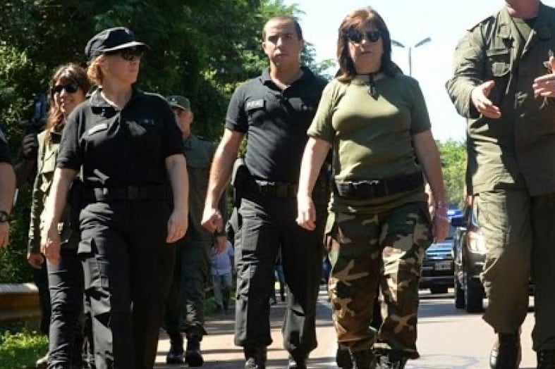 Patricia Bullrich, de fajina, durante sus tiempos como ministra de Seguridad.