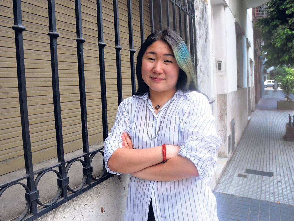 Kang nació en la Argentina, en el seno de una familia coreana. 