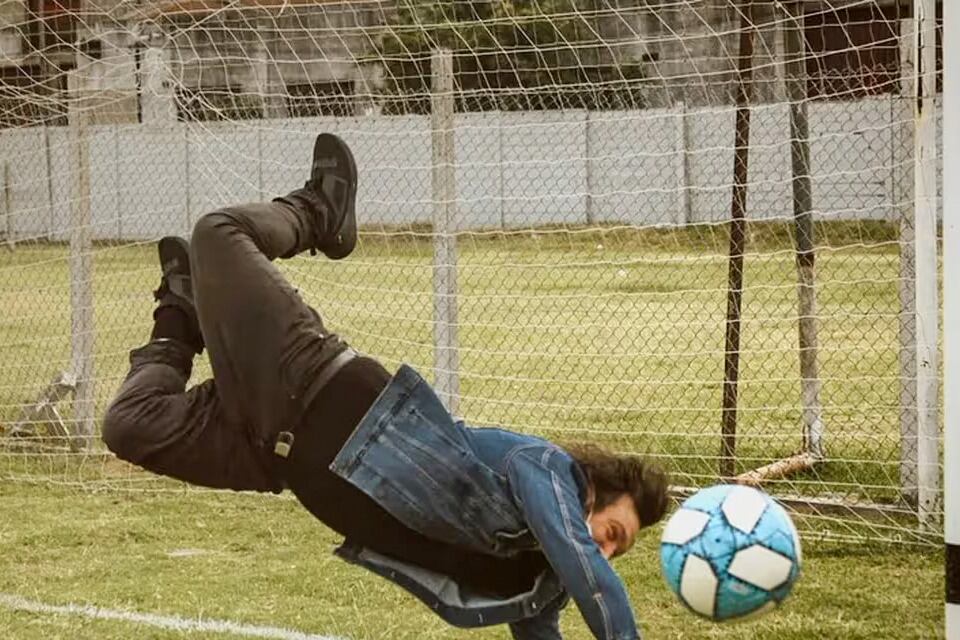 La pantomima de Milei atajando durante la campaña