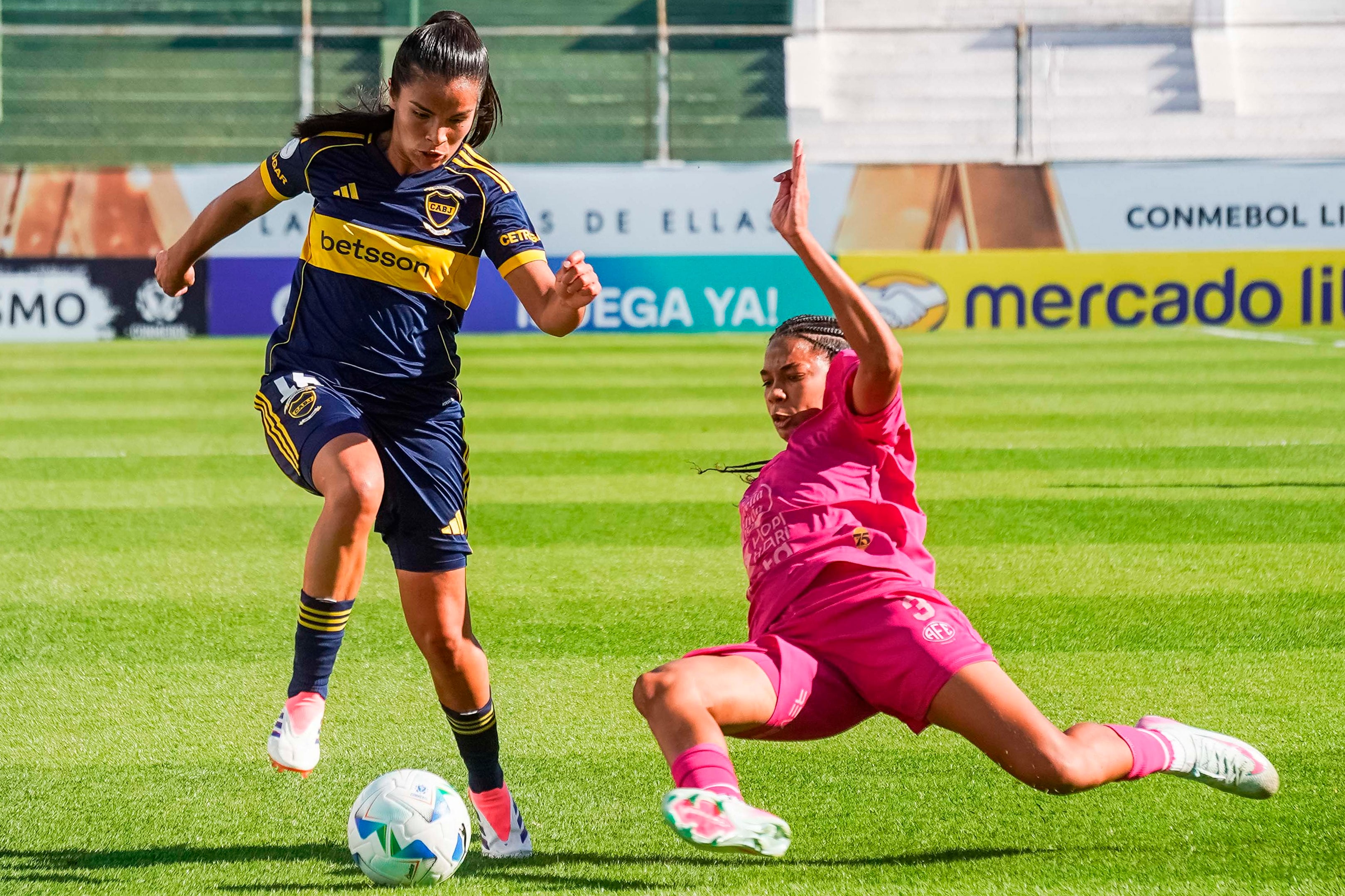Eugenia Flores avanza con la pelota.