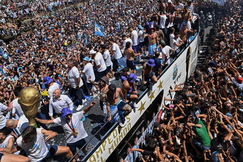 Los jugadores festejan con los hinchas la Copa del Mundo.