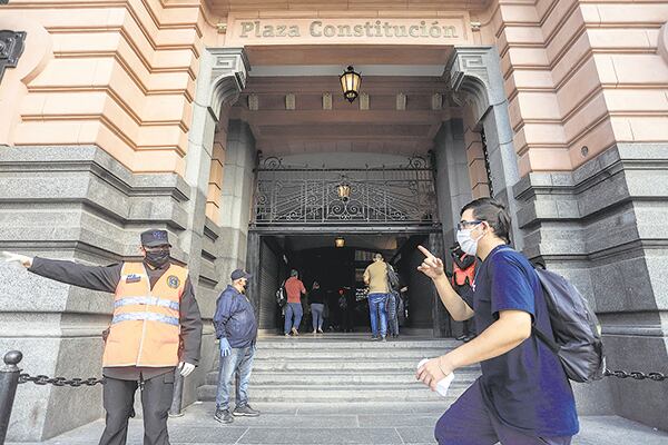 A las 9 de hoy, pasajeros voluntarios se someterán a un test rápido de coronavirus en la estación Constitución.