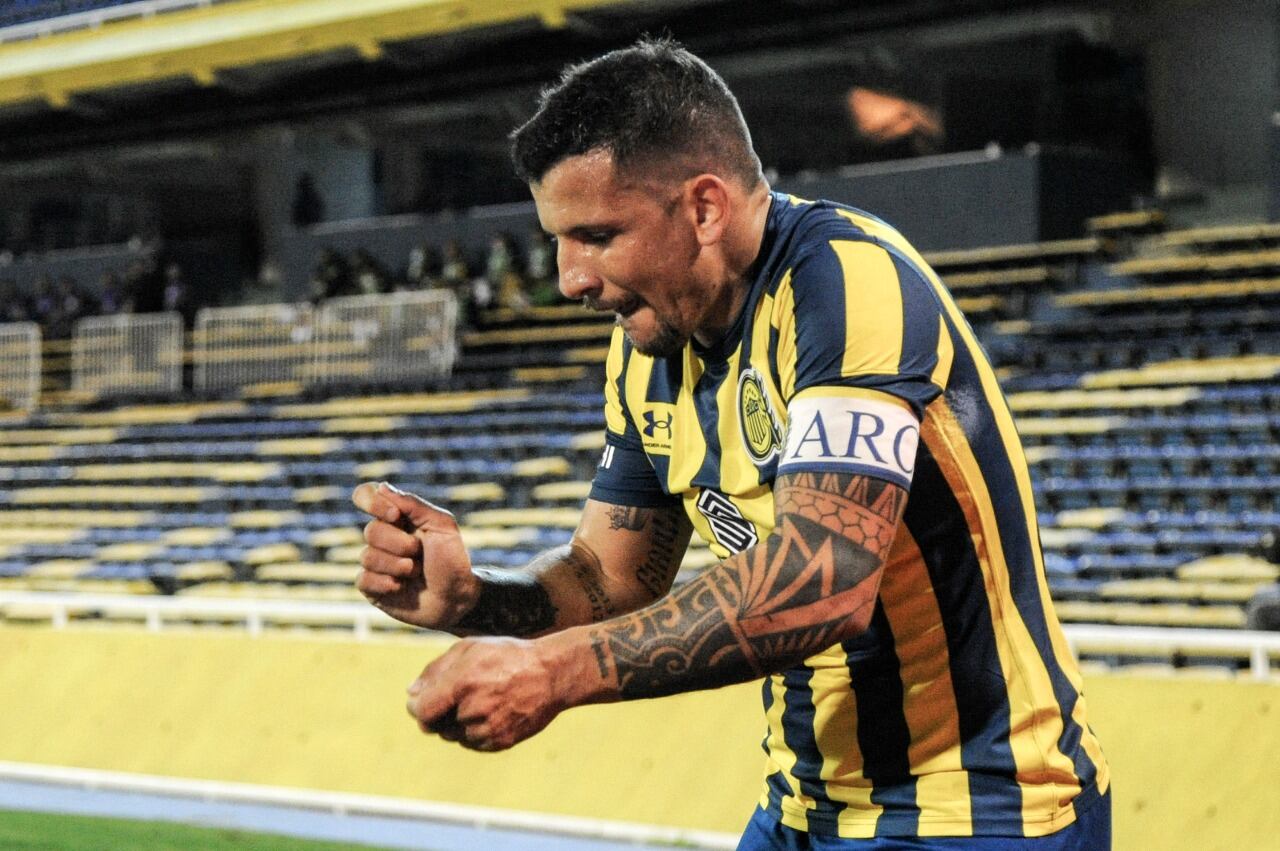 Vecchio festeja su gol luego de una gran definición