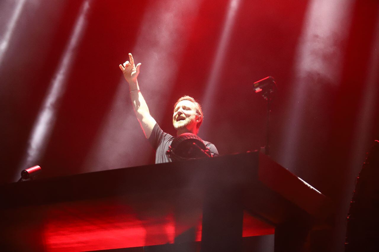 Guetta es un gran showman que toma el micrófono para arengar.