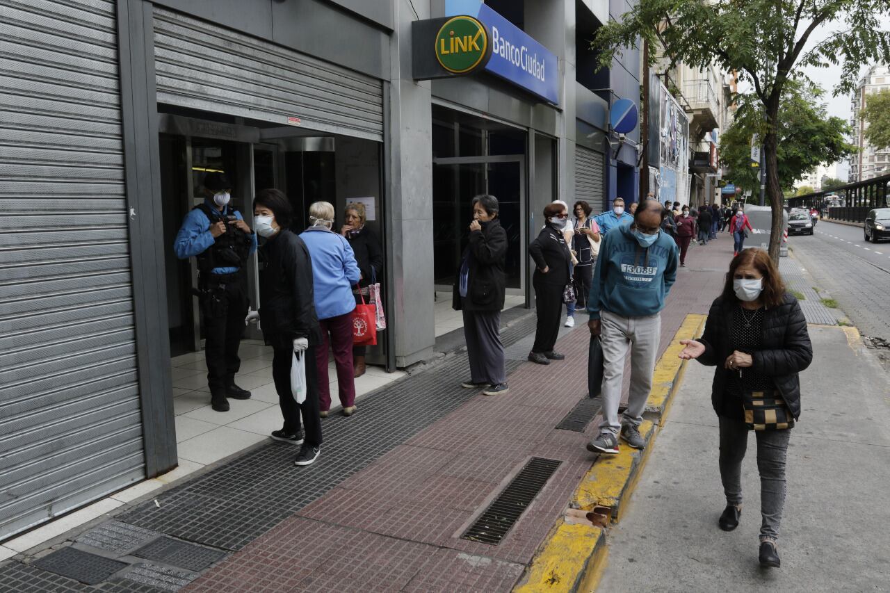 La medida fue tomada en el marco de las reformas del servicio bancario por la pandemia.