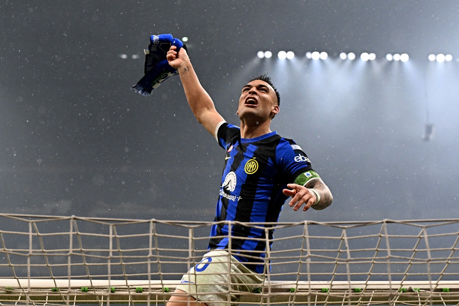 Un eufórico "Toro" Martínez celebra un nuevo título con el Neroazzurro.