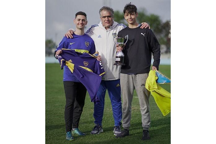 El ganador levanta la Copa de Penales.