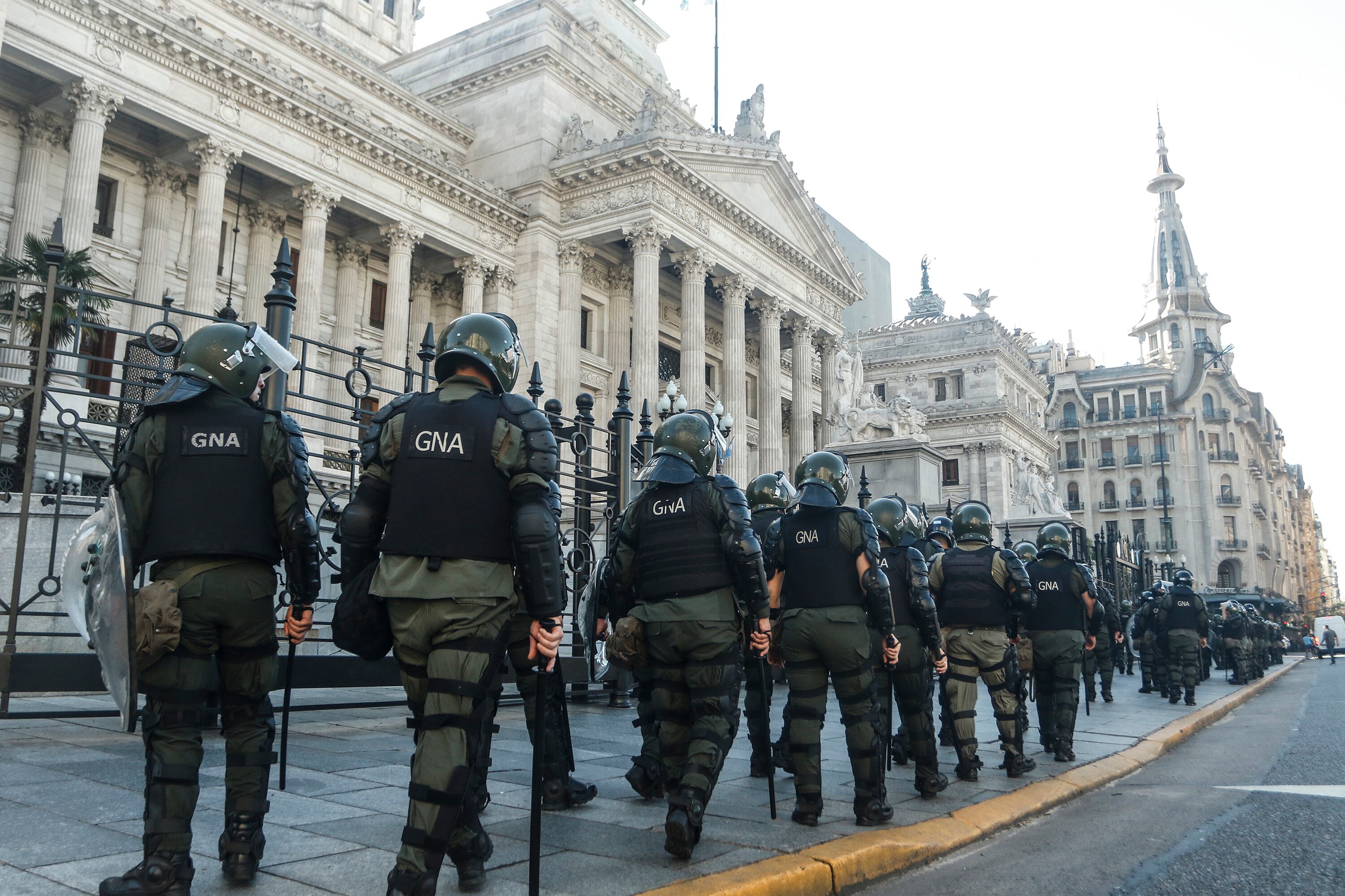 Un grupo de senadores solicitó que los policías no puedan usar los baños del Congreso