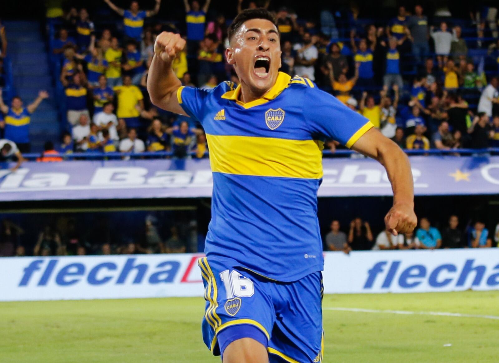 Merientel festeja su primer gol con la camiseta de Boca