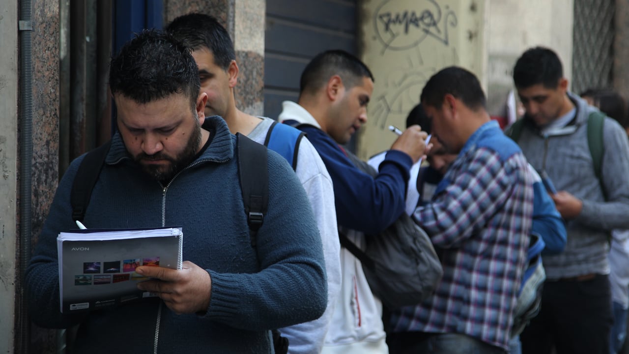El próximo gobierno heredará una estructura ocupacional precarizada y una desocupación de dos dígitos.
