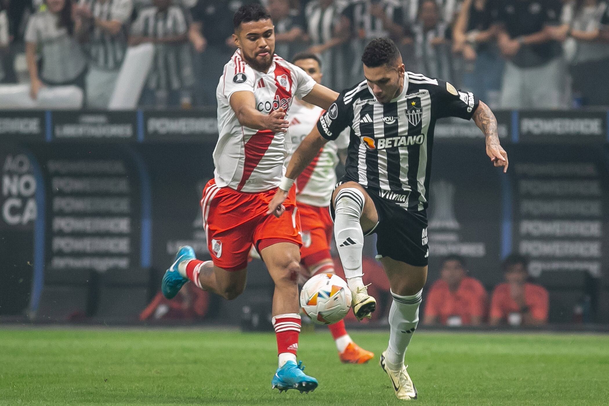 Paulo Díaz no puede contener a Paulinho