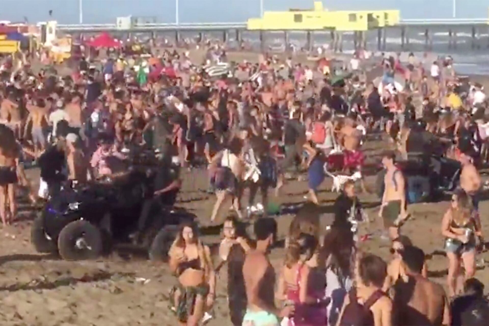 Esta vez, los cuatriciclos que tronaron en las playas fueron policiales, en el intento de disolver fiestas y aglomeraciones.