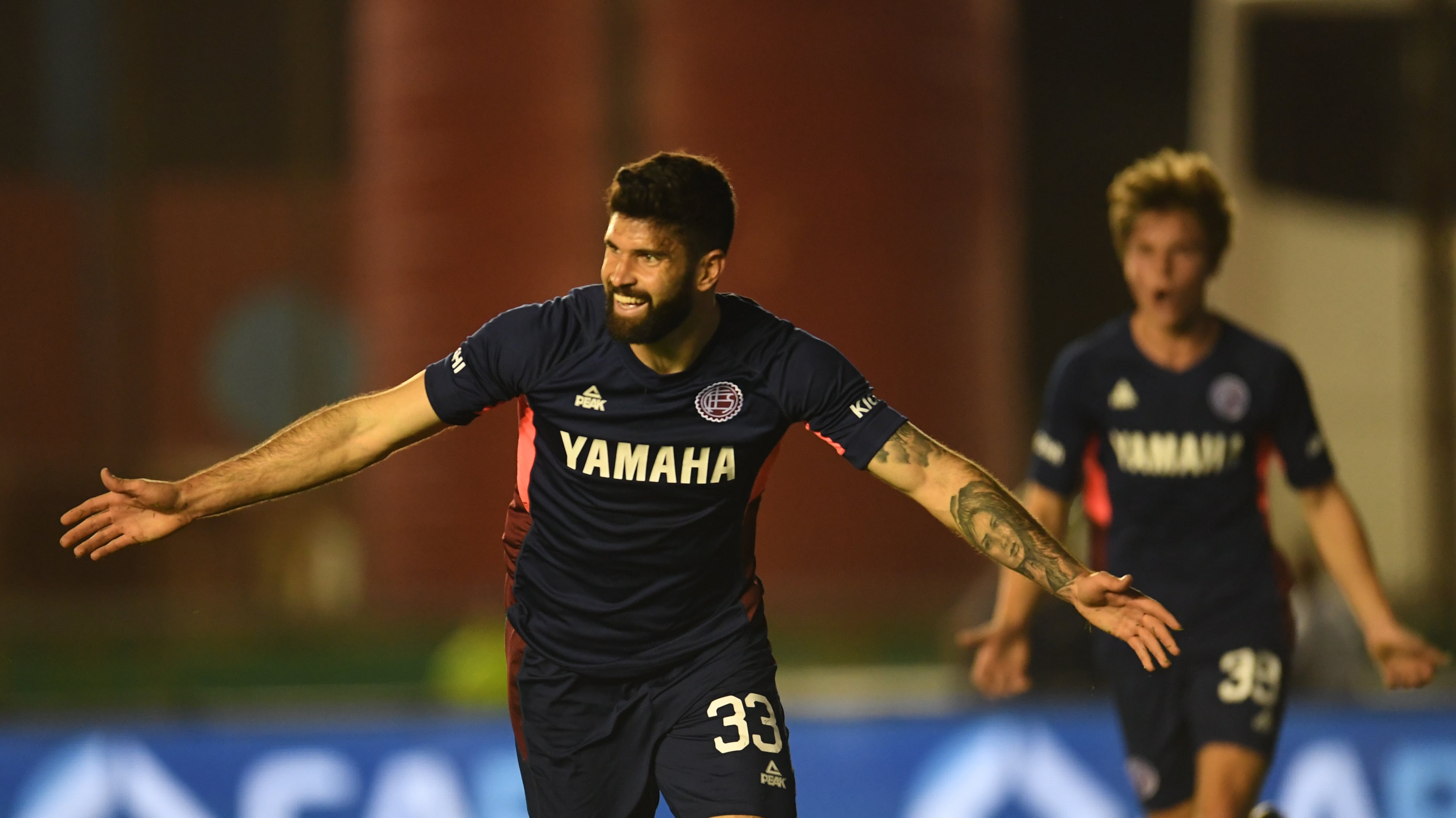 Orsini festeja el tercero de Lanús.