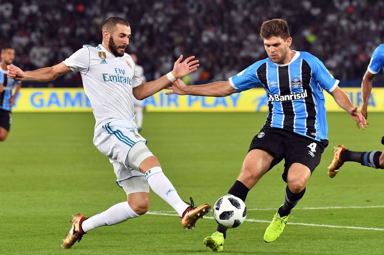 Kannemann ante un tal Benzemá, en el Mundial de Clubes 2017. Fue triunfo merengue por 1 a 0