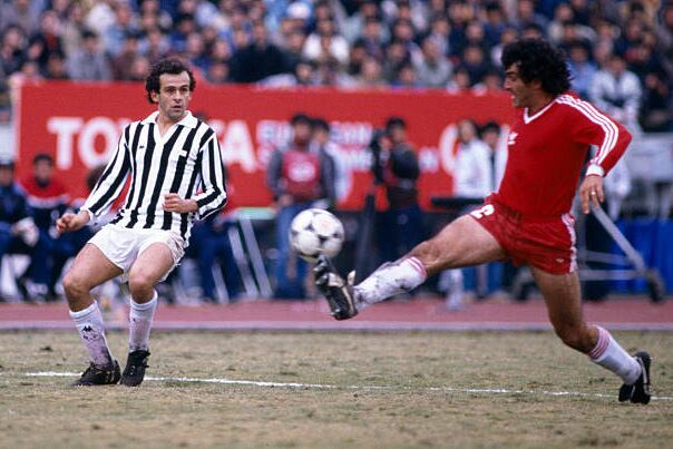 Pavoni ante la marca de Platini.