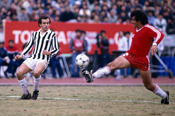 Pavoni ante la marca de Platini.