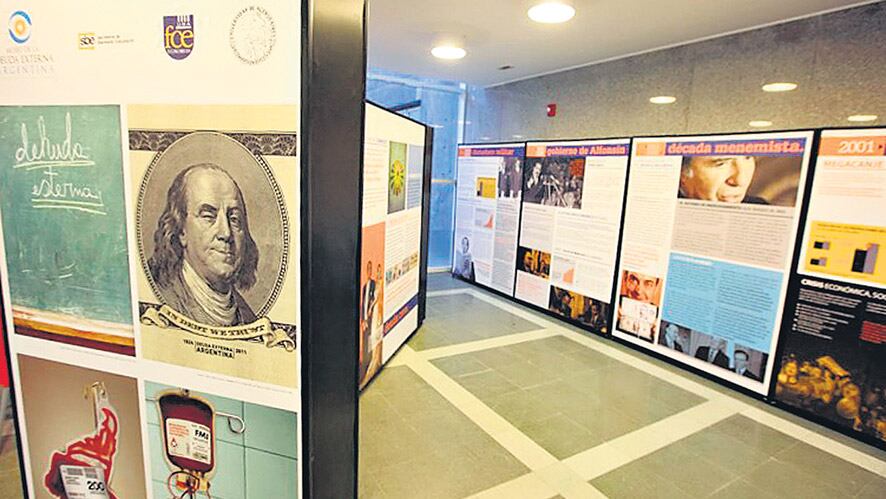 Fotos, paneles y postales arman una historia visual de la historia de la deuda externa del país.