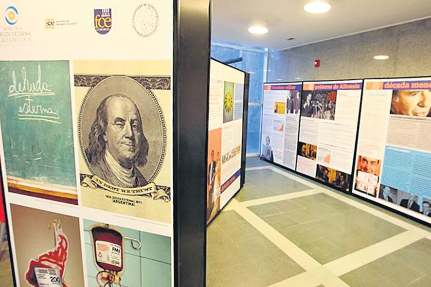 Fotos, paneles y postales arman una historia visual de la historia de la deuda externa del país.