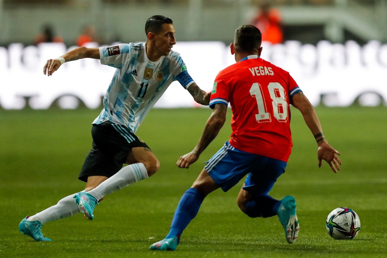 Di María, lució la cinta de capitán de Messi.