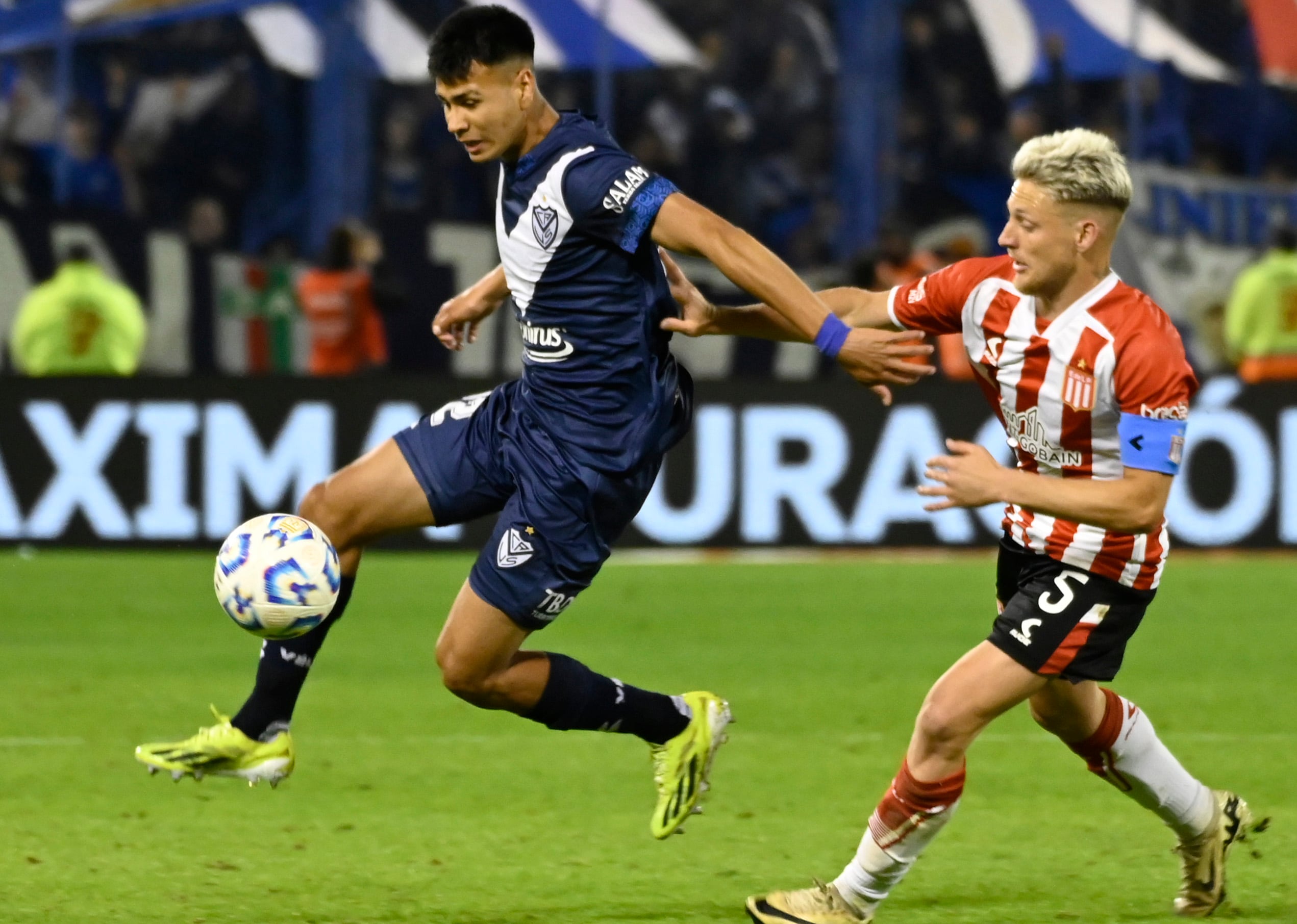 Christian Ordoñez y Santiago Ascacibar, uno de los duelos en el mediocampo