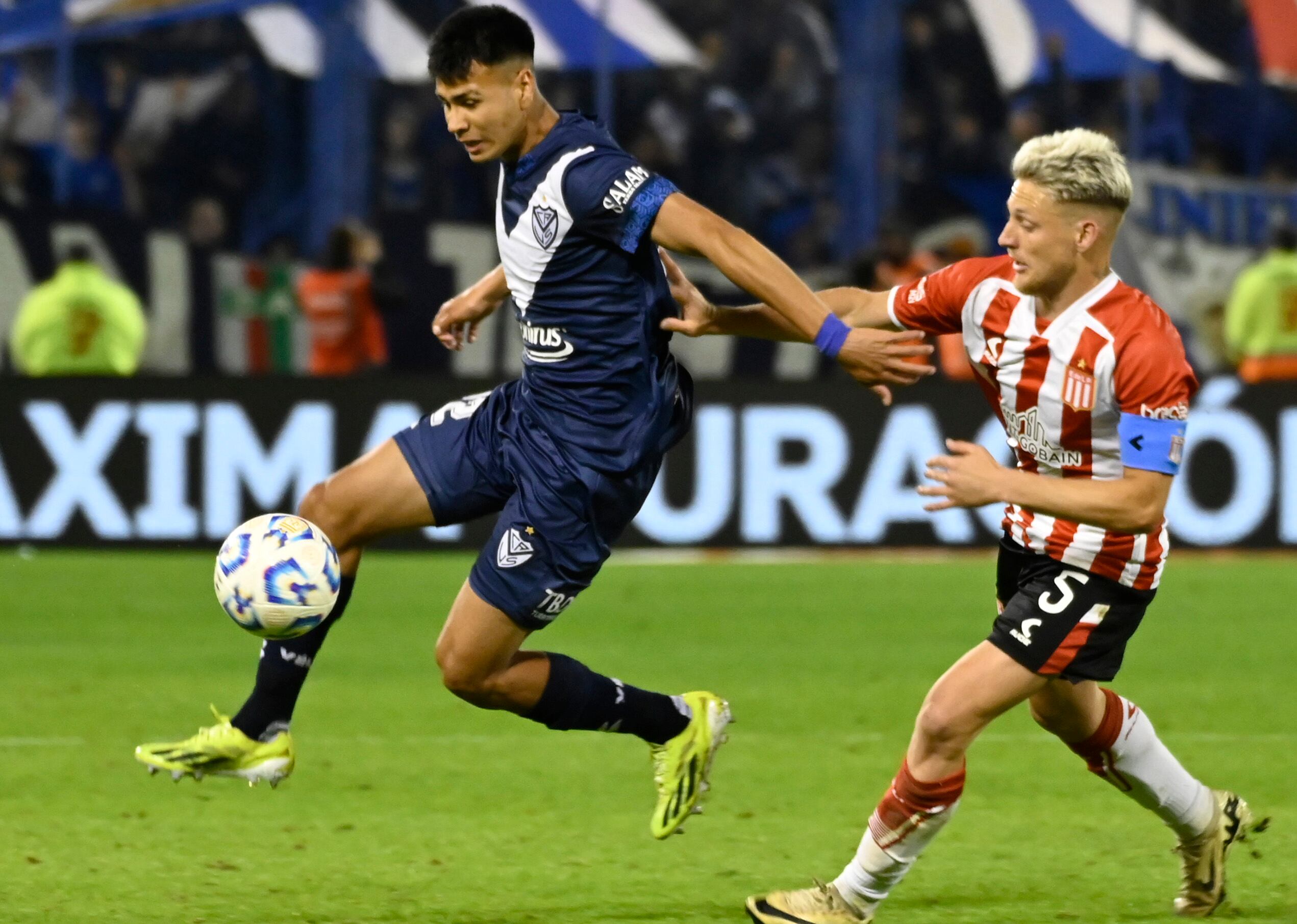 Christian Ordoñez y Santiago Ascacibar, uno de los duelos en el mediocampo